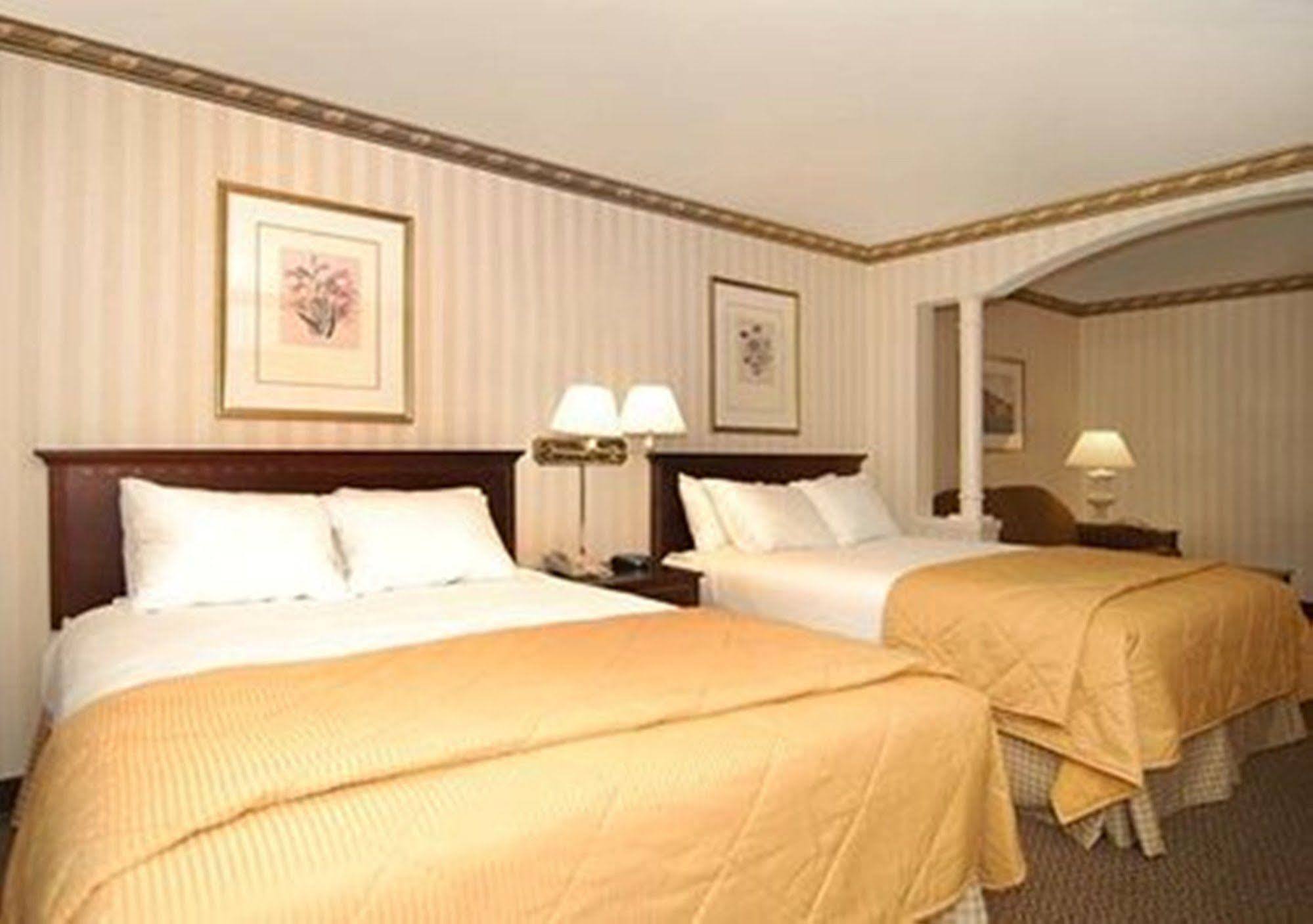 Comfort Inn & Suites Near Burke Mountain Сент-Джонсбері Номер фото